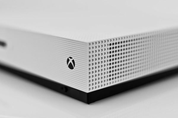Xbox One S lülitub mõne sekundi pärast sisse ja välja