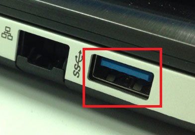 Identifique el puerto USB 3.0 en la computadora portátil: verifique el color