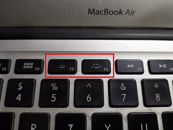 बैकलिट कीबोर्ड चालू या बंद कैसे करें?